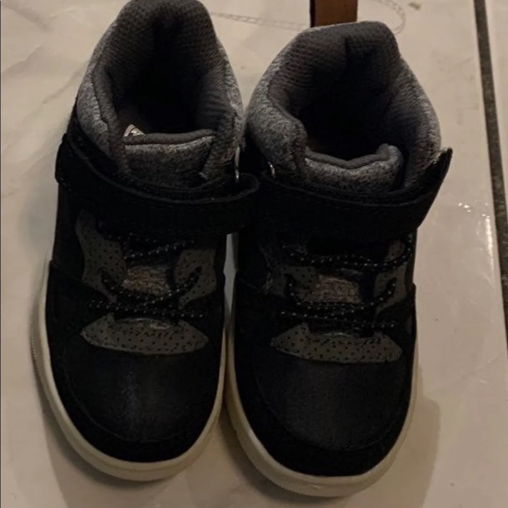 Toddler boy shoes size 7
Oshkosh bgosh